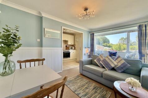 Dining Area Toward Kitchen.JPG