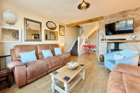 Lounge Area Towards Kitchen Space.JPG