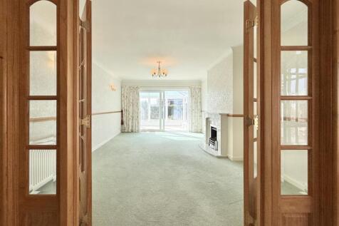 EntranceHall To Living Room.JPG