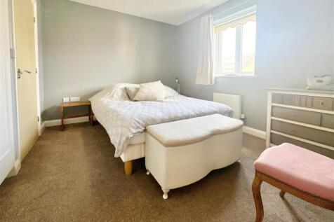 Bedroom 1.jpg