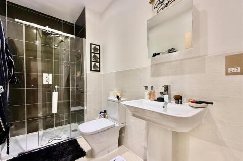 Bedroom 1 Ensuite.jpeg