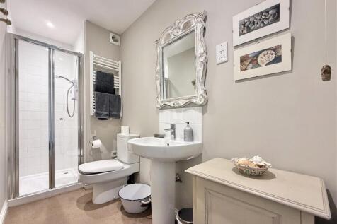 Four Decks Shower Room.jpg