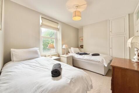 Four Decks - Bedroom 2.jpg