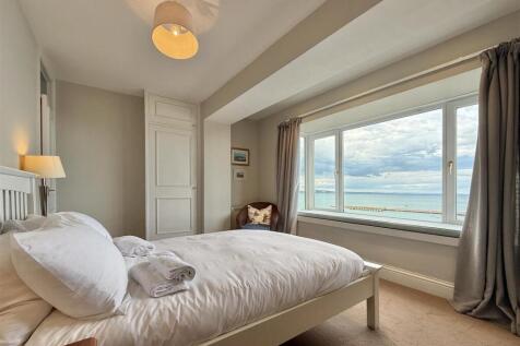 Dour Decks - Bedroom  1.jpg