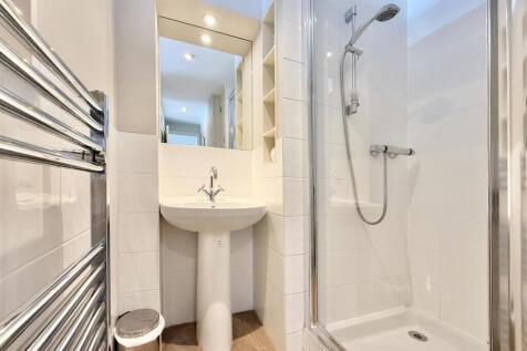 Four Seas - Shower Room.jpg