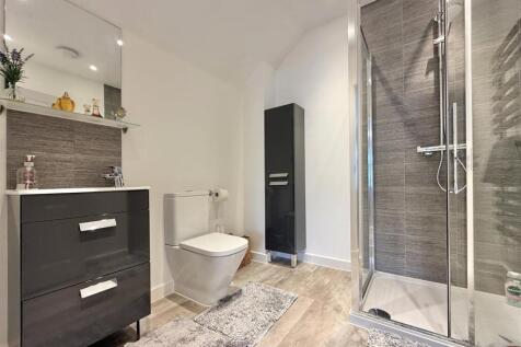 Bedroom 1 Ensuite.jpg