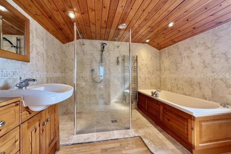 Bathroom.JPG