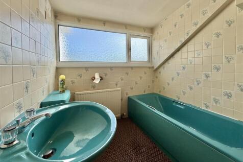 Bathroom (2).JPG
