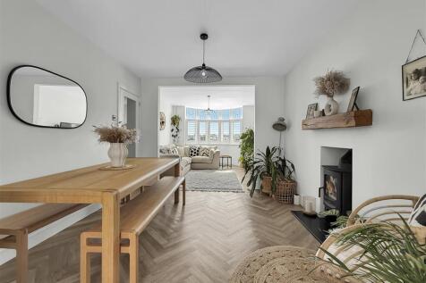 Dining Room Towards Lounge.JPG