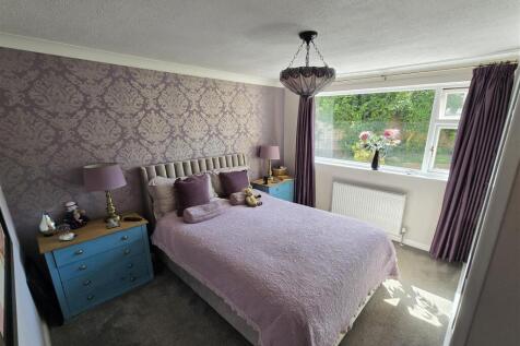 Bedroom 1.jpg