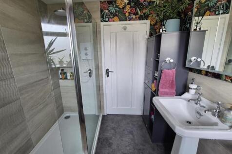 Shower Room_.jpg