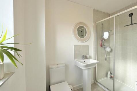 BEdroom 1 Ensuite.jpg