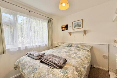 Bedroom 1.jpg