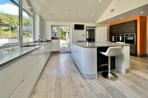 Kitchen Towards Living Room &amp; Gardens.JPG