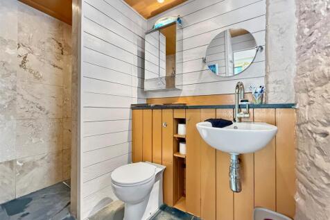 Bed 1 En Suite.JPG