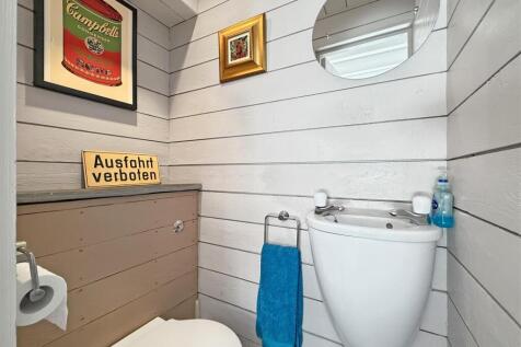 Bed 2 En Suite.JPG