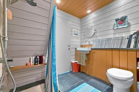 Bathroom.JPG