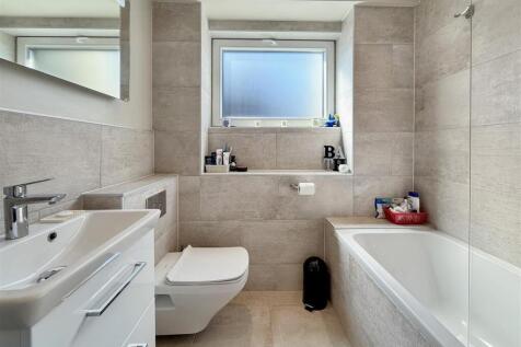 Main Bathroom.JPG