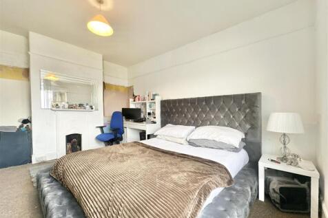 Bedroom 1.jpg