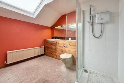 Bed 1 En Suite.JPG