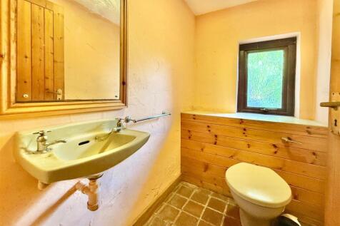Downstairs WC.JPG