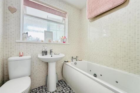 Bathroom.JPG
