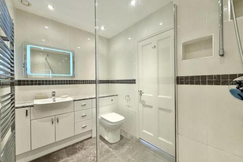 Bed 1 Shower.JPG