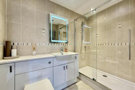 Extra Shower Room.JPG