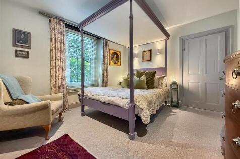 Guest Downsatirs Bedroom.JPG