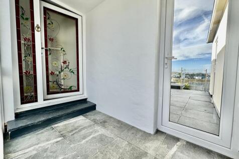 19 Wall Park Close Entrance.jpeg