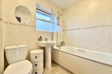 En Suite Bathroom.JPG