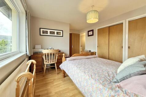 Bed 1 Dressing Area.JPG