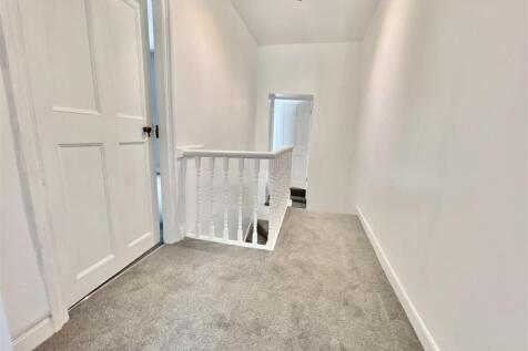 61 New Road landing.jpg