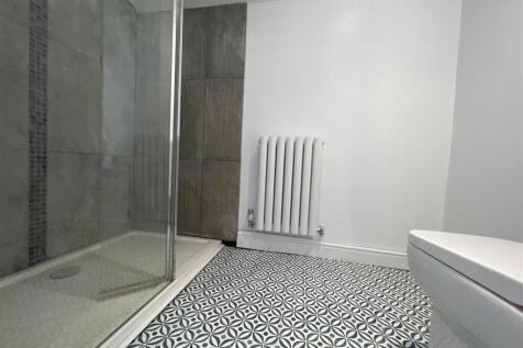 61 New Road shower room 2.JPG