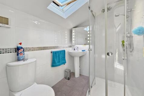 Bedroom 1 Ensuite.JPG