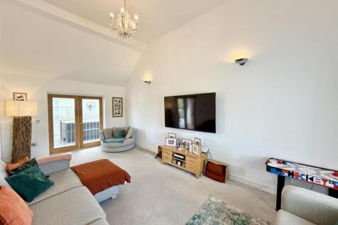 Lounge Towards Kitchen.JPG