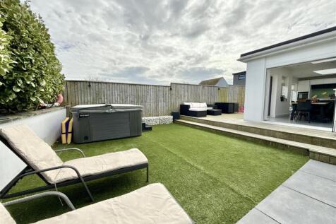 Garden Towards Dining Area.JPG