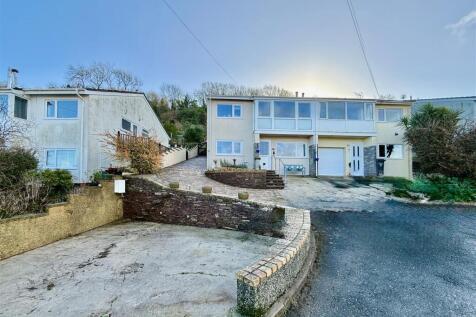 Front & parking Bay.JPG