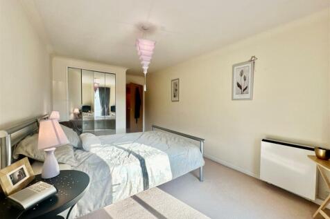 Bedroom 1.jpg