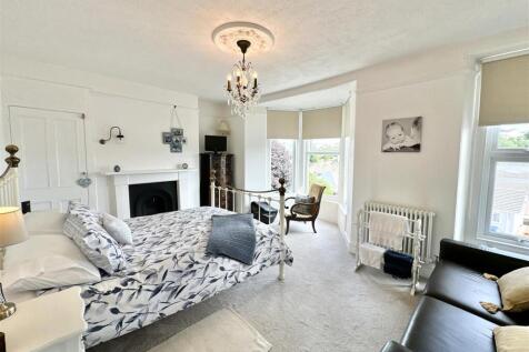 Bedroom 1.jpg