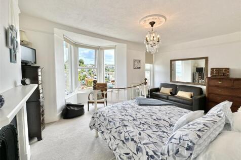 Bedroom 1_.jpg