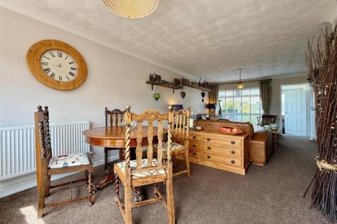 Dining Area Towards Lounge.JPG