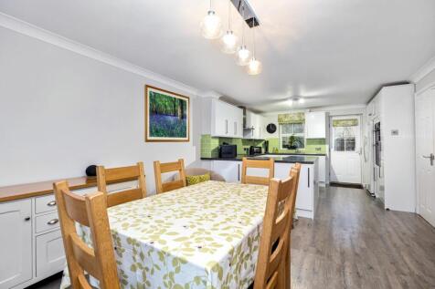 Kitchen / Dining Area