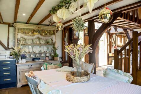 Kitchen / Dining Area