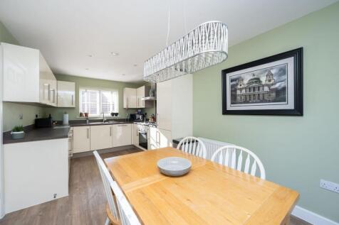 Kitchen/ Dining Room
