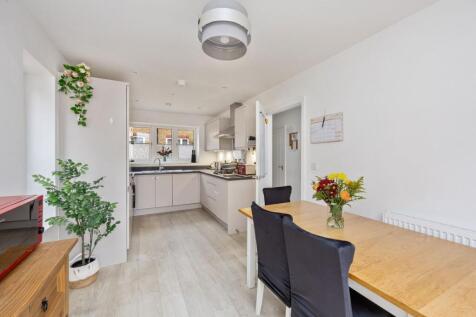 Kitchen/ Dining Room