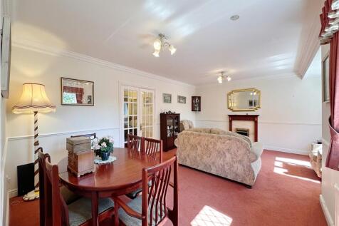 Lounge/Dining