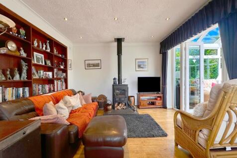 Living Room / Dining