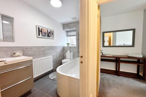 BATHROOM / BEDROOM T