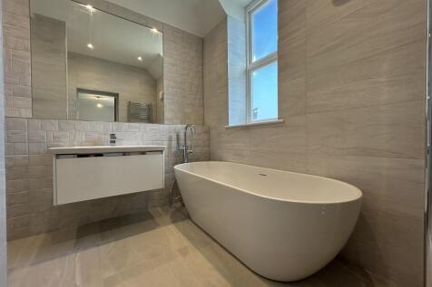 Master en-suite bath